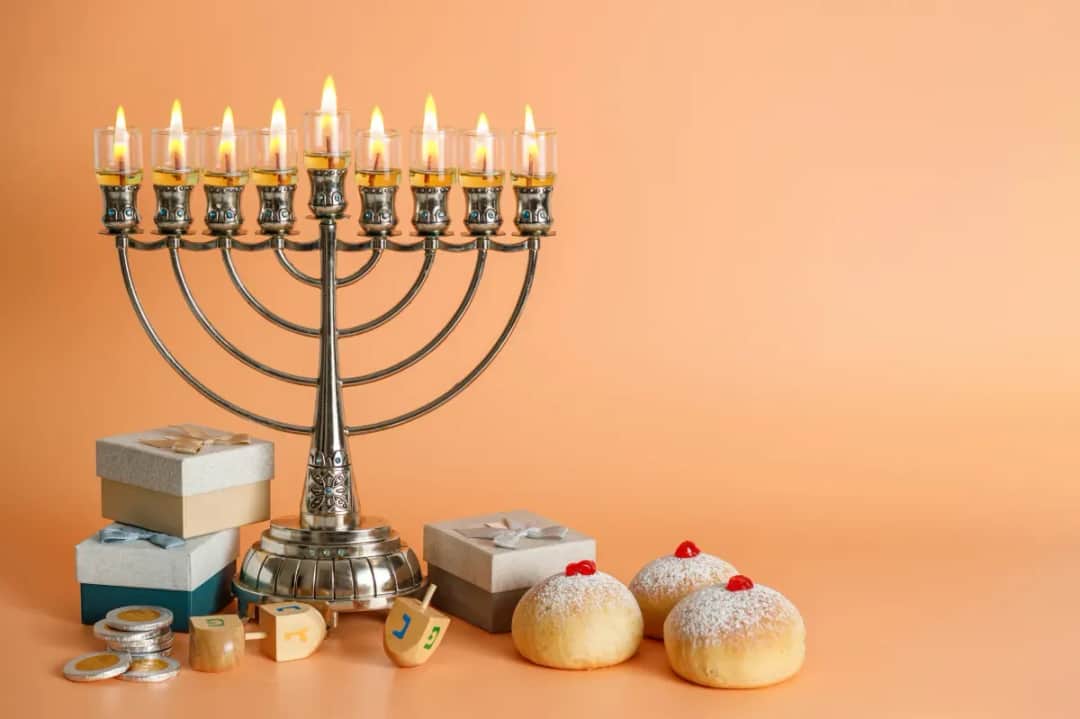 Skąd świece chanukowe w sejmie? Historia i znaczenie tradycji