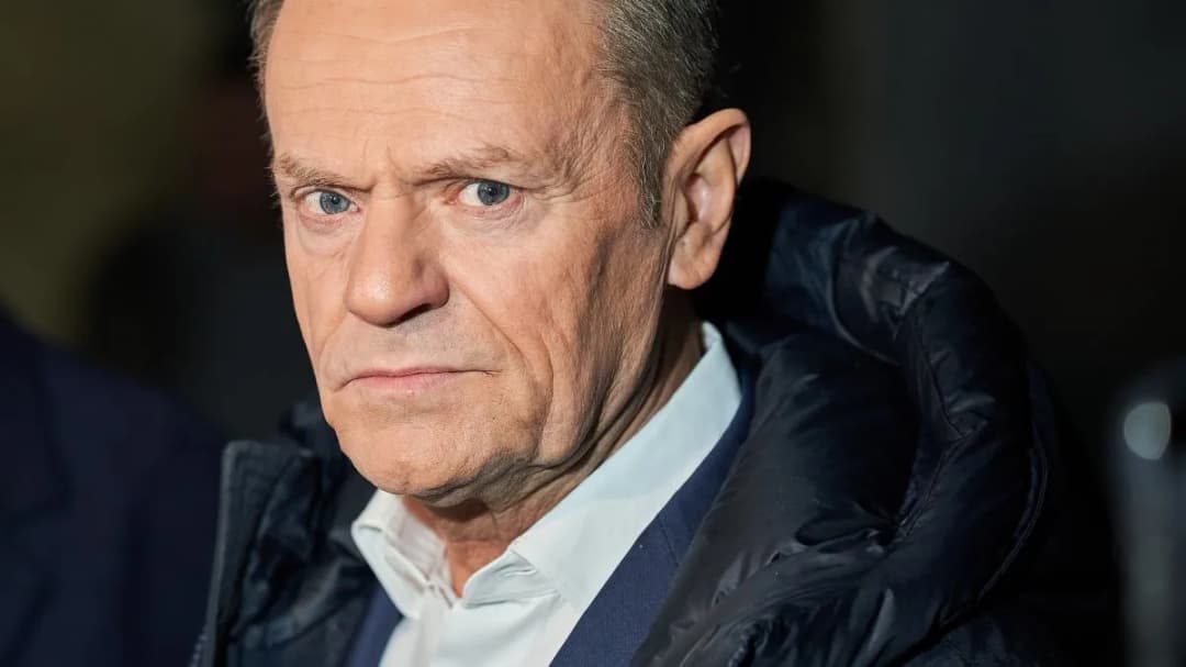 Czy Donald Tusk jest Polakiem? Odkryj jego prawdziwe korzenie