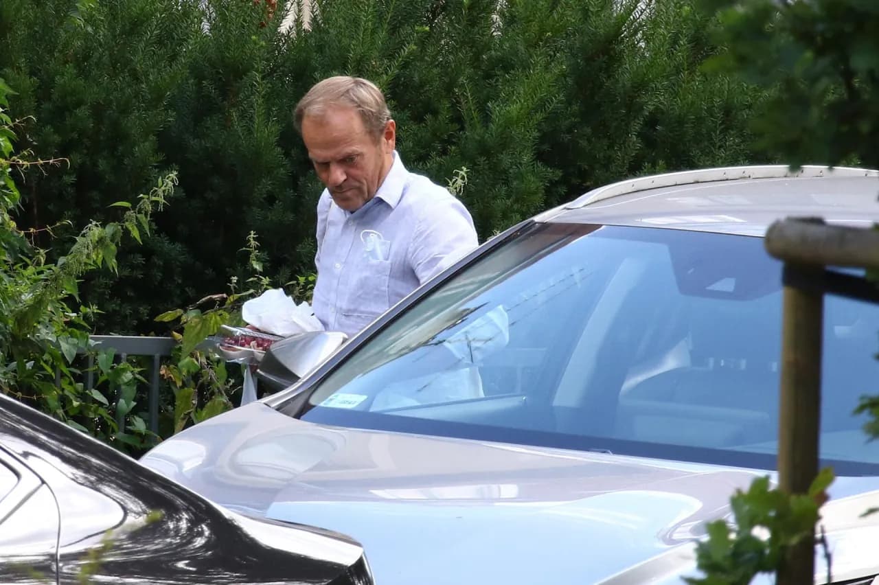 Jakim samochodem jeździ Donald Tusk? Zaskakujący wybór Lexusa RX 450h