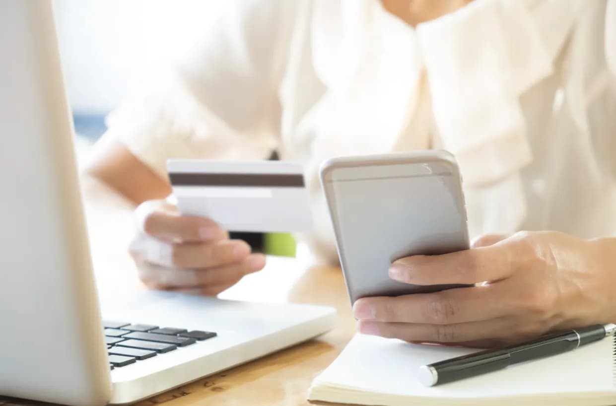 Polska rewolucja płatnicza: Jak BLIK i QR kody wypierają plastik?