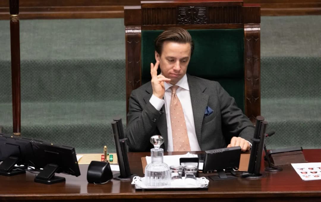 Czy Bosak ma dyplom Collegium Humanum? Oto zaskakujące fakty