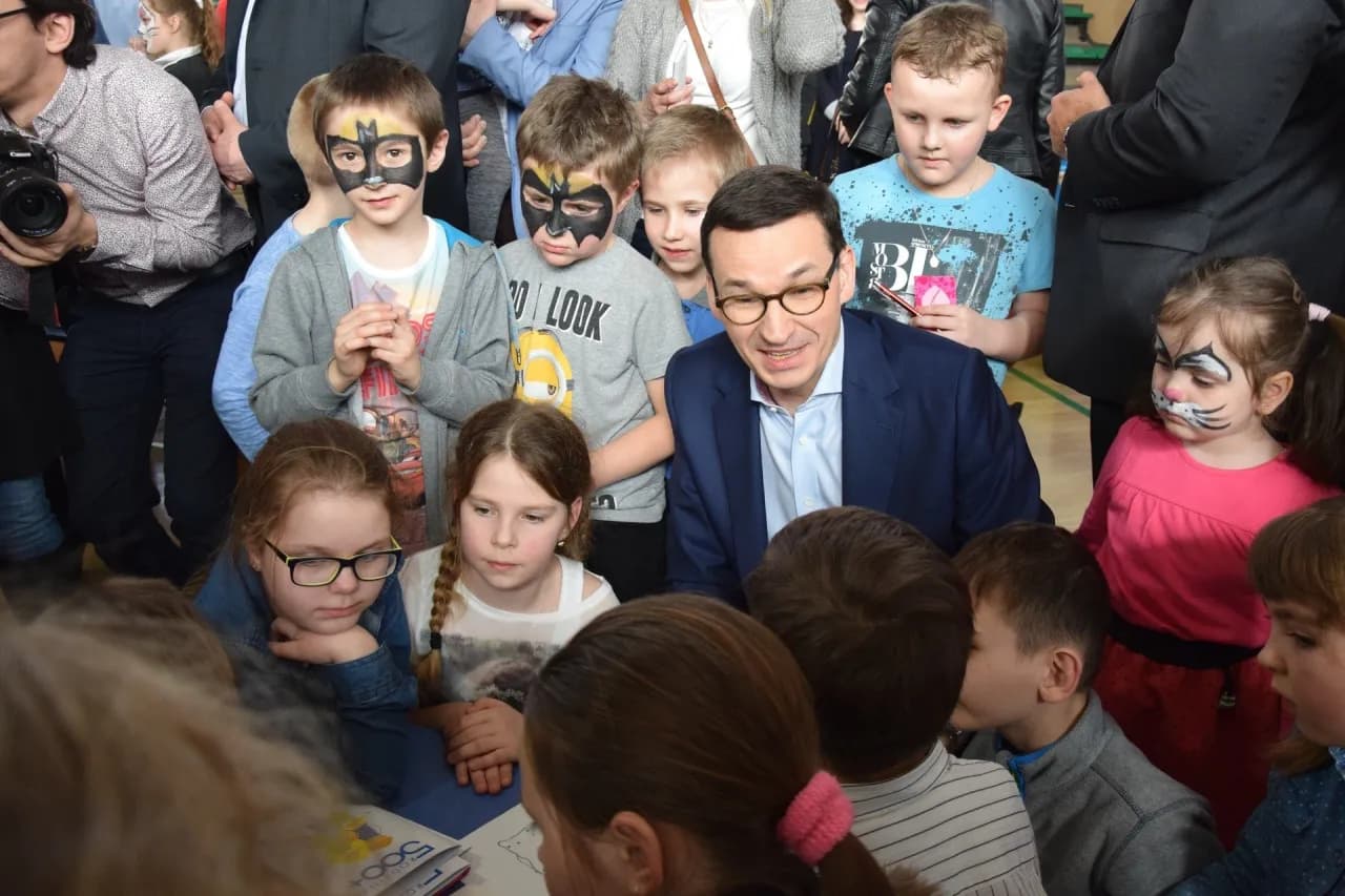Gdzie uczą się dzieci Morawieckiego? Odkryj ich szkołę i koszty edukacji