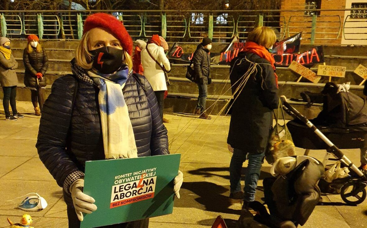 Wanda Nowicka stoi na gliwickiej manifie, trzyma tabliczkę z napisem Legalna Aborcja bez Kompromisów